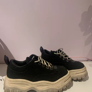 Eytys angels - Säljer mina svarta skitsnygga eytys angels nu då dom inte används så mycket. Dom är i bra skick!