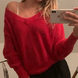 Fin röd stickad tröja☺️ - Nästan helt oanvänd röd stickad tröja, man kan styla den på olika sätt men ändå lika fin. Storlek S & jag säljer den för 75 kr+frakt