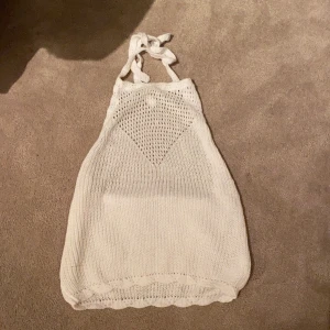 Stickad topp - Säljer denna söta stickade topp. Alltid använd och är i super fint skick! Säljer för 100kr men priset kan diskuteras💜💜