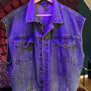 Jeansjacka - En väst ish jeansjacka utan armar! Knappt använd och tror den är köpt på beyond retro, asball iallafall!❤️ frakt ingår inte, skriv till mig för annat prisförslag📦💕