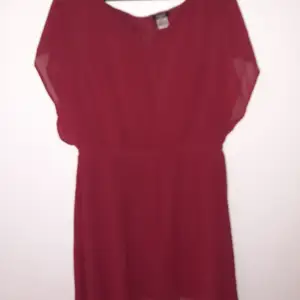 Fin vinröd klänning i stl 46