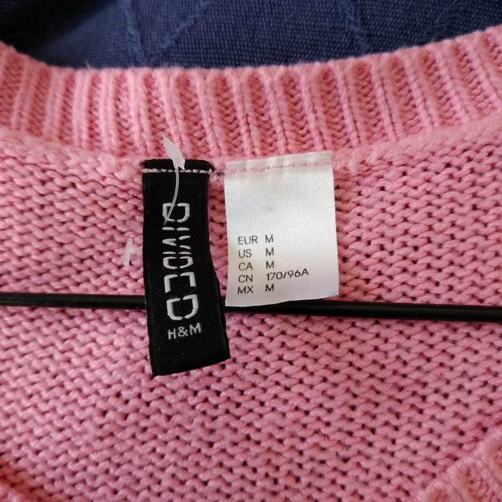 -Size 42 -height 170/96A -clean and in good condition -girly pink check -easy to match pick up or by post. Buyer will pay the cost of post. pick up place : universitad station / techniska hogskolan station / Danderyd Sjukhus station / Vaxholm centrum / any stop of bus 670. Blusar.