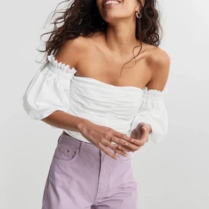 Vit fest - topp - En vit offshoulder topp från Gina, säljer för 125kr, frakt tillkommer ✨✨