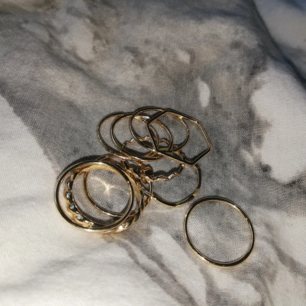9 st guldringar från hm (inte äkta guld) passar inte mitt finger då jag har s. Frakt 11 kr. Accessoarer.