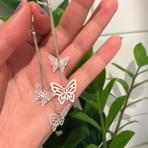 Söta fjäril örhängen  - Örhängen med fjärilmotiv. Kan frakta för 11 kr. Lägg ett bud i kommentarerna.