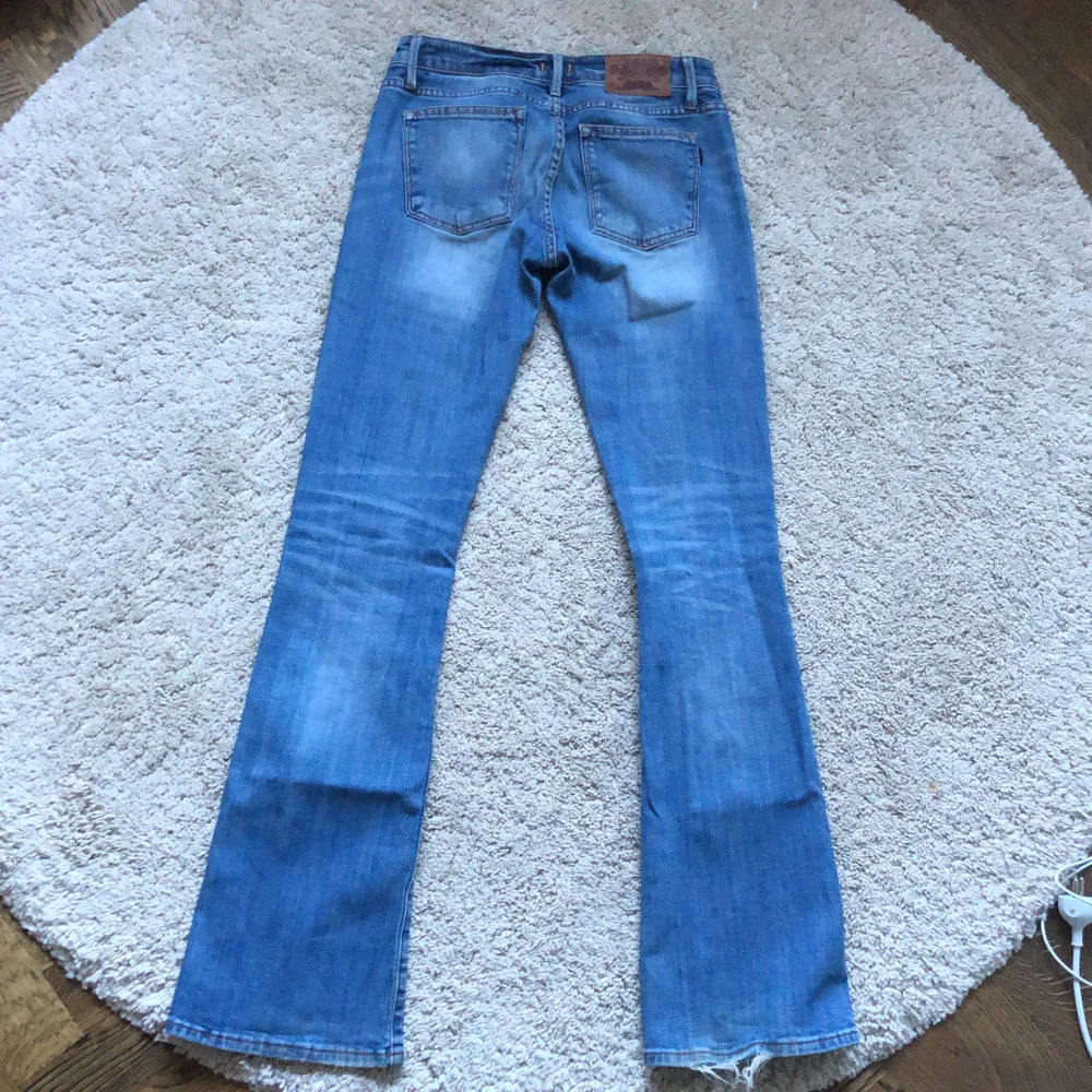 Ett par sköna lågmidjade bootcut jeans i ett mycket bra skick från märket crocker. Köparen står för frakten.😊😊. Jeans & Byxor.