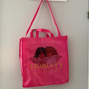 Flergångsshoppingpåse - Shoppingpåse från Fiorucci i slitstarkt material. Shoppa med stil 😎