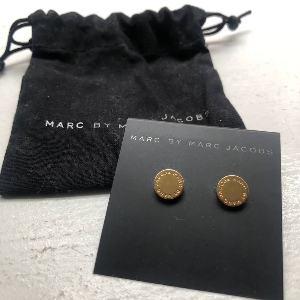 Marc by Marc Jacobs örhängen med superfin detalj och originalförpackning❤️ köpt i USA❤️original pris: $65 usd. Accessoarer.