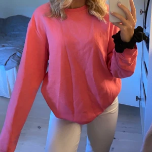 Sweatshirt - Rosa oversize sweatshirt köpt på killavdelningen, Köpare står för frakt