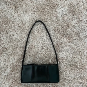 Väska  - Söt axelväska! Köpt second hand, sparsamt använd av mig och den tidigare ägaren! Topp skick:) 