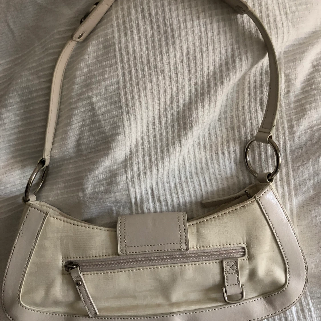 Jättefin guess baguette bag i toppskick!:)  - 91