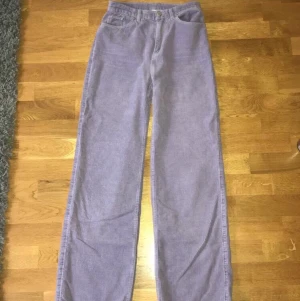Lila Manchesterbyxor strl 34 - Säljer mina lila vida Manchester byxor från Monki, storlek 34. De är flitigt använda men fortfarande i skick! Säljer pga att de tyvärr blivit små för mig:/ Möts upp i sthlm och tar betalt via Swish!