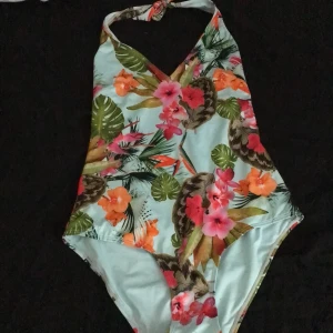 Baddräkt  - Blommig baddräkt med knytning i nacken