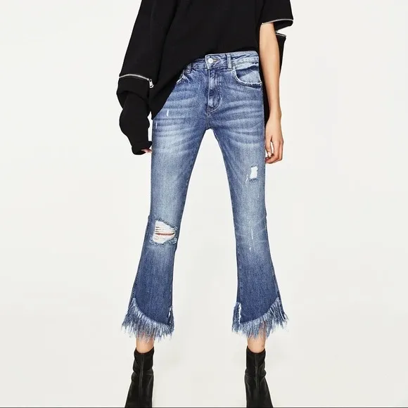snygga zara jeans med frans nertill. säljer eftersom de inte riktigt passar min stil längre. frakt tillkommer💕. Jeans & Byxor.