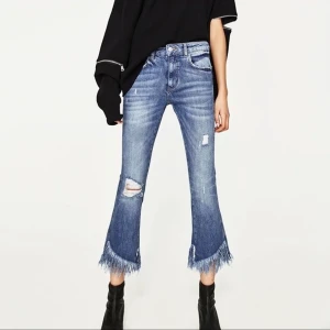 jeans med frans - snygga zara jeans med frans nertill. säljer eftersom de inte riktigt passar min stil längre. frakt tillkommer💕