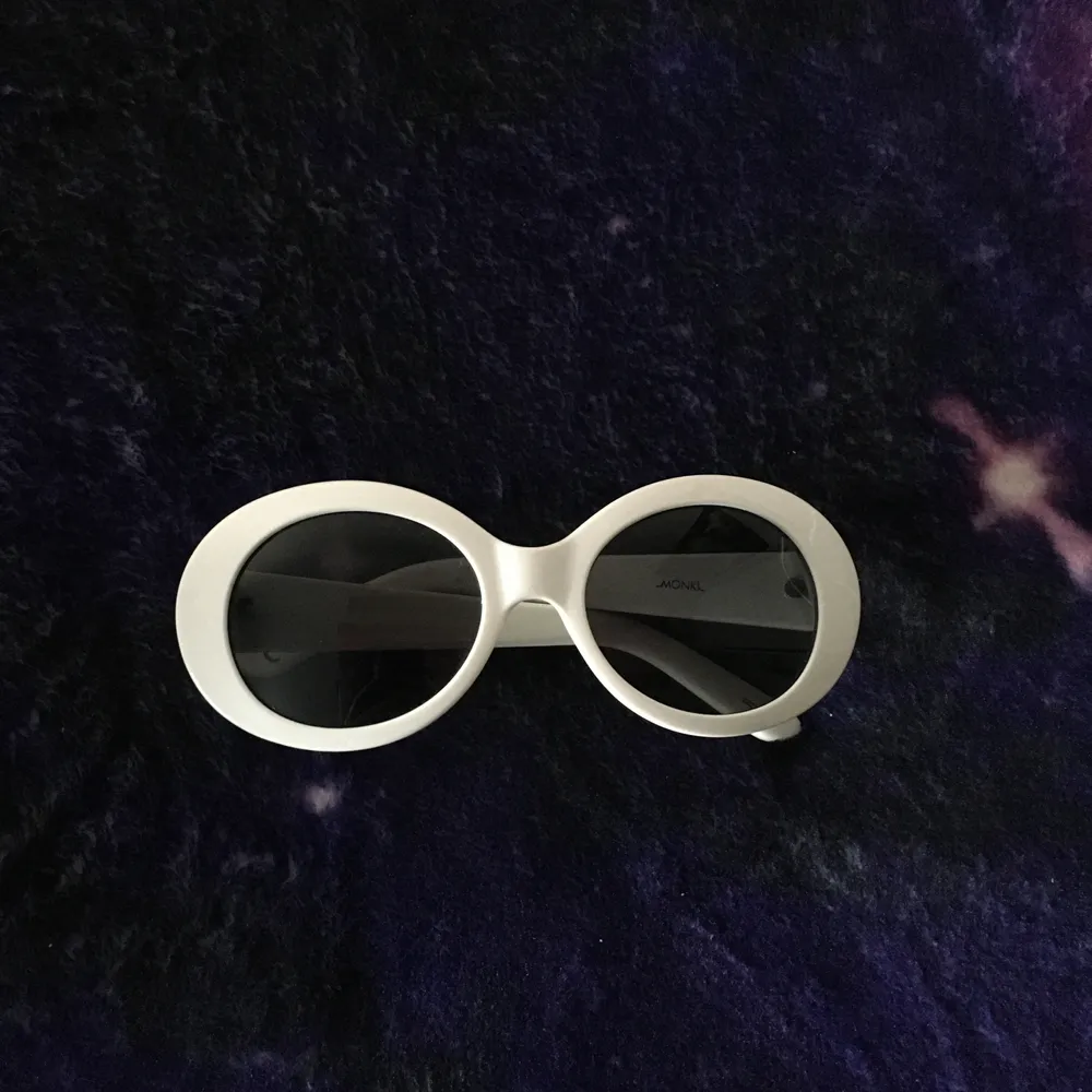 Ett par coola solbrillor med Kurt Cobain stil köpta på Monki. Aldrig använda och fint skick⛓. Accessoarer.