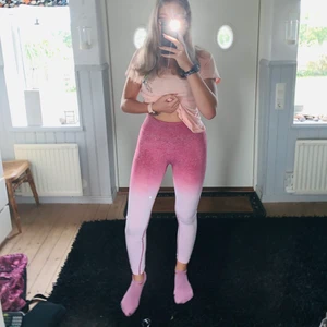 Träningstights ombre - Sjukt snygga träningstights i storlek s. Väldigt sköna och stretchiga. Har tyvärr gått sönder lite i sömmen längst ner på ena benet se bild 3 vilket jag har lagat och det är inte något som syns vid användning. Har köpt de på Plick och fick hem de med två små hål som lagades utan problem. Säljes då jag har sjukt mycket träningstights! Märke in>motion men ser ut som gymshark, stronger