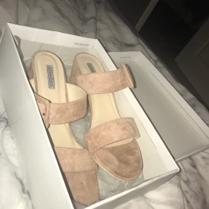 Klack med öppen tå  - Köpt på nelly och den är oanvänd. Skokartongen finns fortfarande. Storleken är 39. 