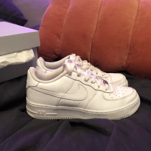 Airforce 1  - Storlek 39. Använda 1/2 gånger. Budgivning i kommentarerna🧚🏻‍♀️💞! (Möts helst upp i Stockholm men kan också frakta då köparen står för frakt) Startbud:250kr BUDGIVNINGER SLUTAR ONS (2/9) kl 18:00!