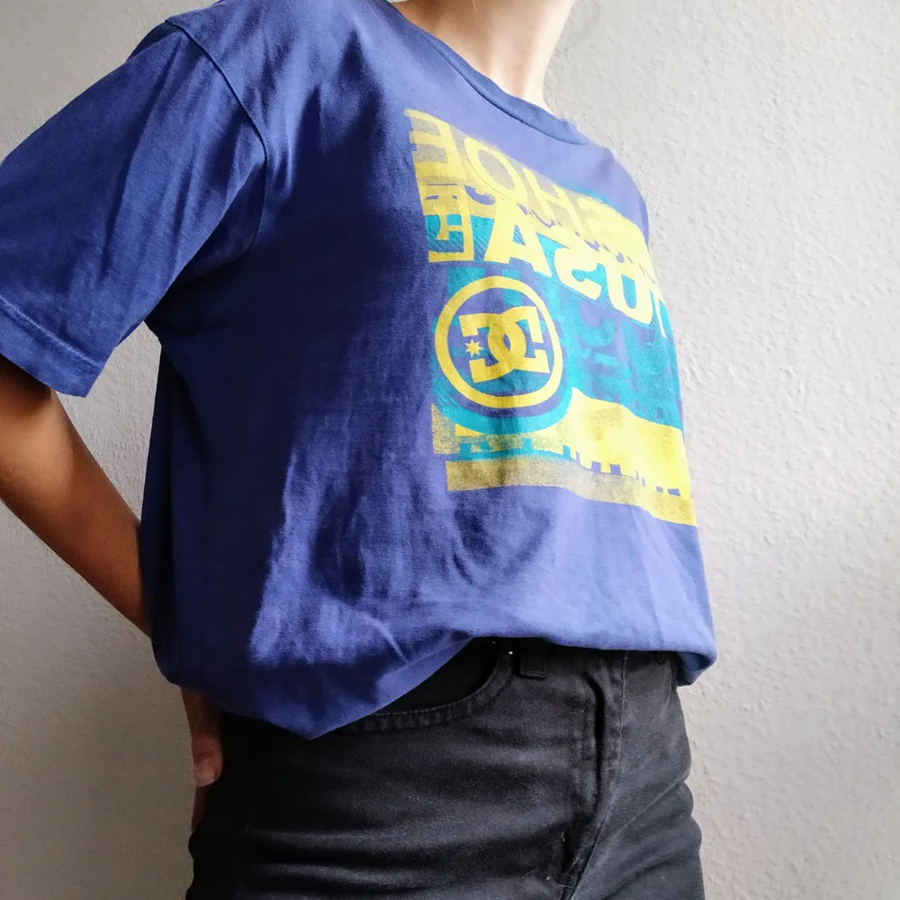 Blå DC tröja med coolt tryck i storlek XL. Fint skick ej använd mycket. Säljer då den inte används men fortfarande är fin. . T-shirts.