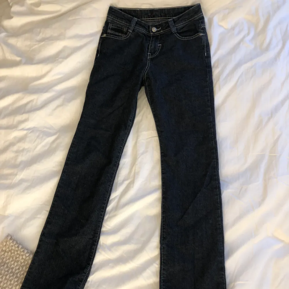 Nästan helt nya Burberry jeans i låg midja.Säljer dess jeans då jag inte får användning av dom längre!  Vet inte vilken storlek dom är men passar mig som är en xs-s och 165 i jeans , kan dock vara lite korta :). Jeans & Byxor.