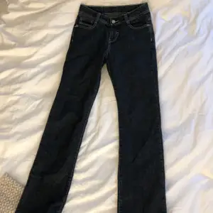 Nästan helt nya Burberry jeans i låg midja.Säljer dess jeans då jag inte får användning av dom längre!  Vet inte vilken storlek dom är men passar mig som är en xs-s och 165 i jeans , kan dock vara lite korta :)