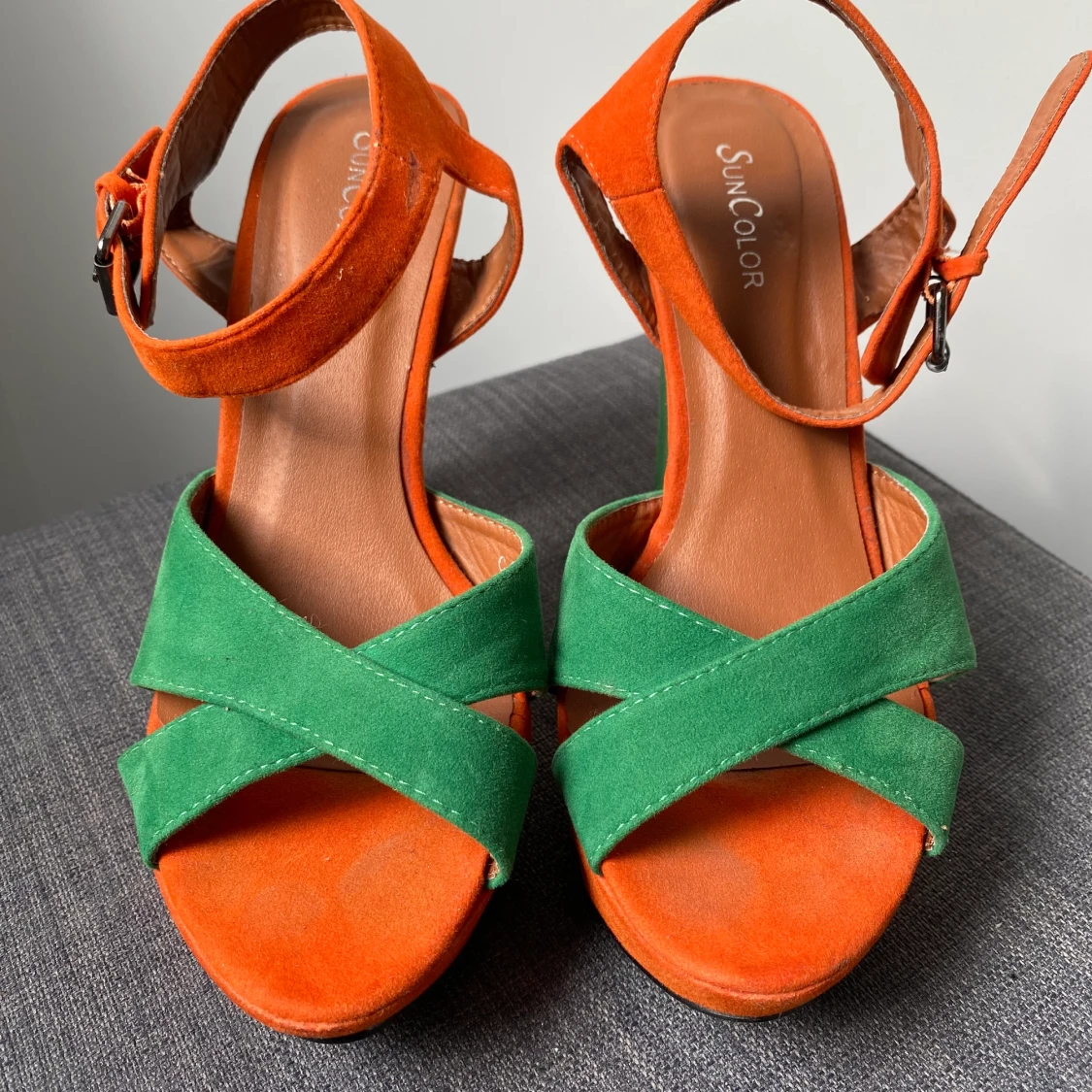 Högklackade skor i färg  - 90