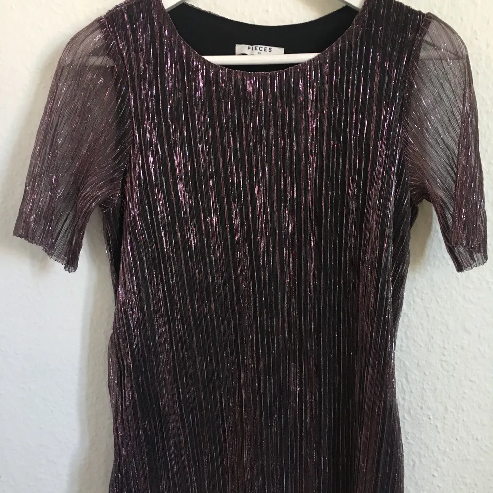Glitter/rosa/svart tröja från märket Pieces i storlek xs. Oanvänd. Kan mötas upp i Skövde eller Hjo. Skickas mot fraktkostnad.. T-shirts.