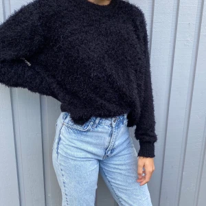 Svart lurvig tröja - Säljer nu denna svarta lurviga tröja. Som ny🦋 Kan skickas men då tillkommer fraktkostnad😊