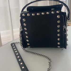 Väska från Zara - Väska med nitar från Zara, använd typ 2 gånger! Fint skick! 💕💕