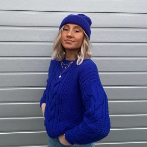 blå stickad tröja  - så snygg blå stickad tröja! frakt på 79kr tillkommer 