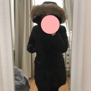 Canada Goose; Trillium Parka - Jag säljer nu min Canada Goose, Trillium parka i färgen svart och storleken S. Den är använd 1 vinter men ändå i ett fint skick. Har tyvärr inget kvitto eftersom det var en present men nypris är ca 9000kr. Priset är förhandlingsbart. Skriv gärna vid intresse så skickar jag fler bilder på jackan!