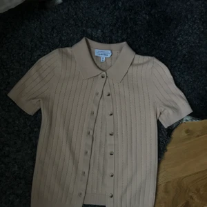 Kofta/tröja från & other stories - Supersnygg topp som går att ha uppknäppt som kofta eller stängd som en vanlig stickad topp. Extremt mjuk och skön i materialet men tyvärr för liten för mig. Den är alltså endast provad. 