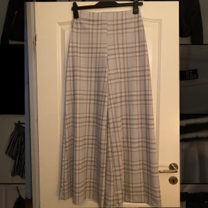 Vida byxor - Supersnygga vida byxor från BOOHOO i storlek 40/42. Använd några få gånger och är i fint skick, 150kr inkl frakt🥰🌟