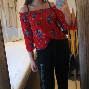 Kläder - En röd blomig tröja, man kan välja om de ska va offshoulder eller inte för 20kr, sen en tajt grå klänning jätte fin till jul för 50kr💕 