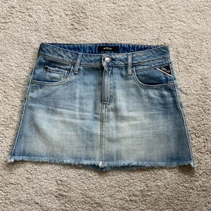 Resplan jeanskjol - En jeanskjol i gott skick från Replay. Den kommer i storlek 158 så den är ungefär som xs! Frakt tillkommer.