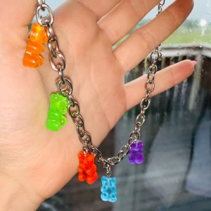 Björnhalsband - Sjukt häftigt halsband med björnmotiv. Går att spänna både in och ut. Har två stycken i lager. Pris är med frakt. Fotar när jag postar.