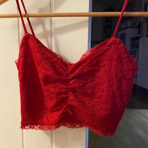 Spets-Crop top från new yorker - Den här toppen är väldigt fin med myxket detaljerad spets och en djupröd spets. Den är kort och kan kombineras med många olika stiler!