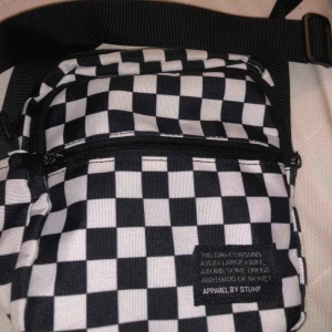  - Säljer alla väskor för 130 kr. Säljer en för 70 kr.