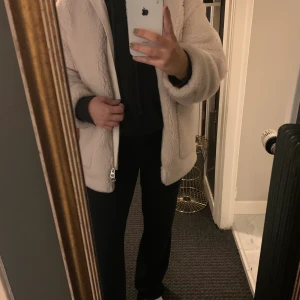 Teddyjacka - En teddyjacka från weekday, så mysig nu i höst! I gott skick, möts upp i Stockholm eller så står köparen för frakten!💖