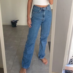 Weekday Jeans: Rowe - Säljer mina nya weekday jeans i storlek 27/30, modell rowe pga att de var lite för stora på mig. Använda en gång, tvättade en gång. ⭐️ Skriv så kan jag skicka fler bilder:) frakt tillkommer✨