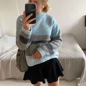 Stickad tröja  - Stickad tröja från NA-KD, bara använd en gång! Så fina färger💕