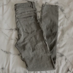 Gråa Jeans - Gråa oanvända jeans från H&M. Mycket stretch i de så trots att de är märkta som 34 så passar de definitivt en 36! 🌺