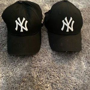 Kepsar  - New York Yankees kepsar Båda i nyskick ! Säljes för 80kr st 