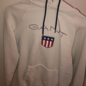 Gant hoodie  - Äkta gant hoodie i storlek S köpt för 1099:- priset går att diskutera så kom med bud!💗Kan postas.