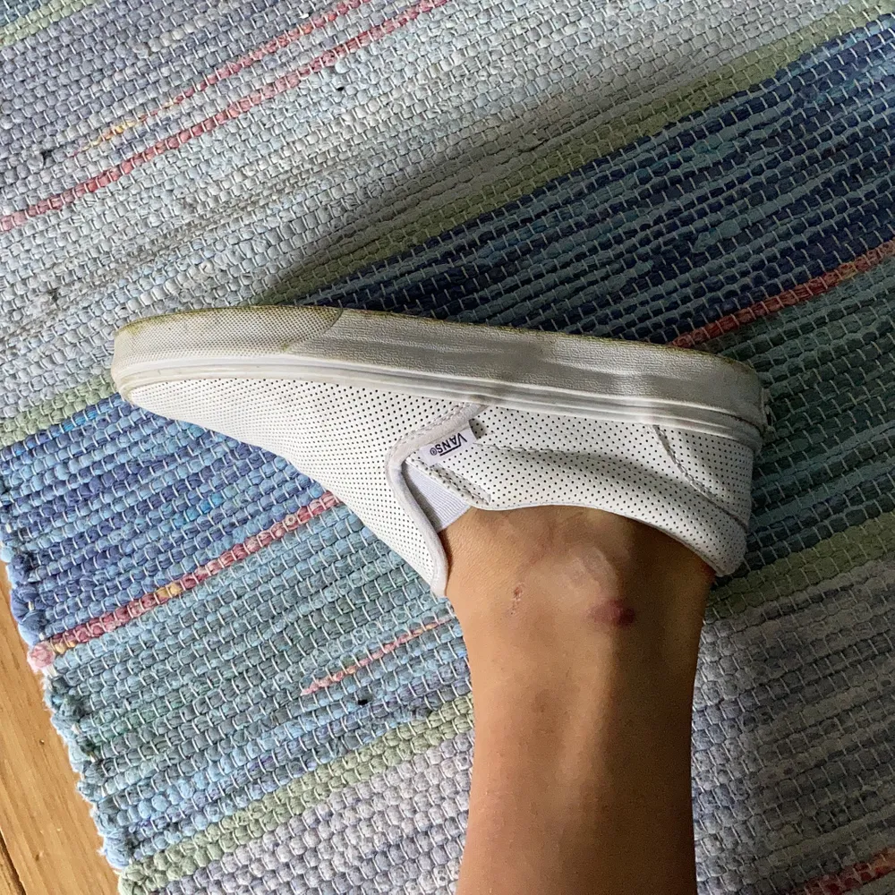 Ett par vans slip ons i storlek 38! Sparsamt använda. Kan mötas upp i Uppsala eller frakta! Köparen står för frakt! 🥺. Skor.