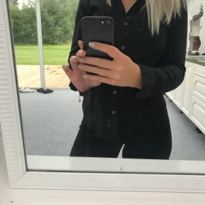 Skjorta - Svart skjorta. Storlek 36 men den är liten i storleken o passar mig som är 34. Sparsamt använd. 