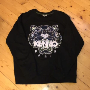 Kenzotröja - Använd 4 gånger, väldigt bra skick! Storlek M men passar bättre/snyggt oversized på en S. Köptes för 2100, priset kan diskuteras! Tvättas självklart innan den skickas. Frakt tillkommer!
