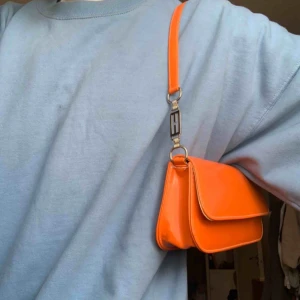  - Perfekta y2k väskan. Lite spicegirls känsla. Köpare står för frakt. Okänt märke 