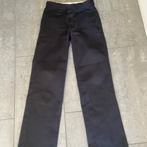 Dickies 874 (Black) - Ett par fett snygga breda chinos. Sitter riktigt snyggt runt alla skor, bra kond (general wear, 8/10)